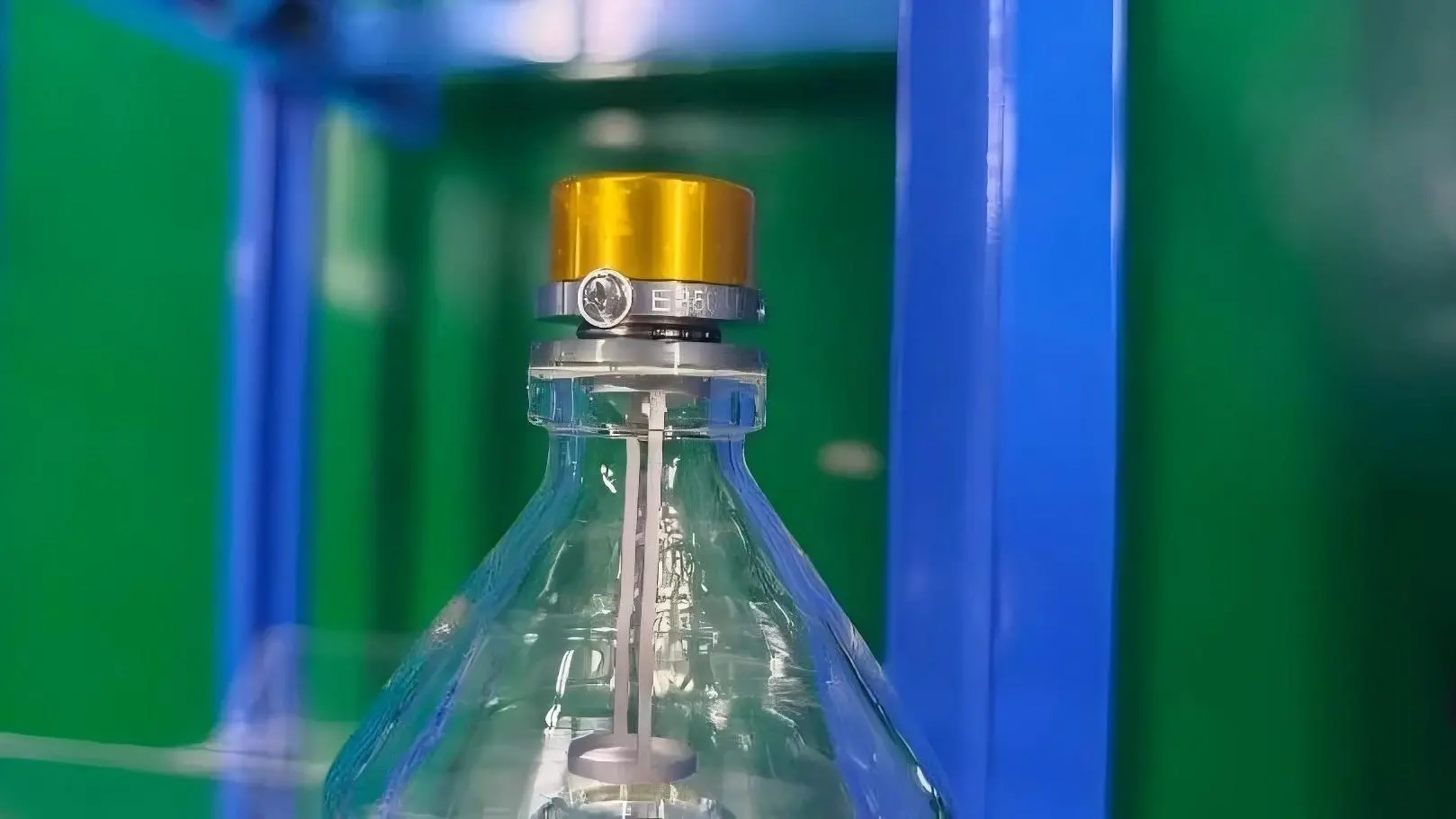 Primer plano del extremo de salida del tubo láser de CO2 Serie E de alta gama | ECO2 Laser