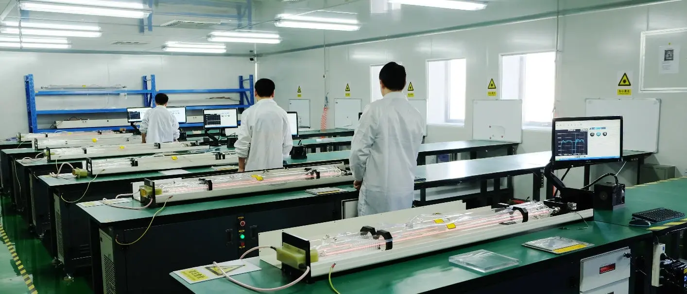 Laboratório de produção e testes de qualidade de tubos de laser de CO₂